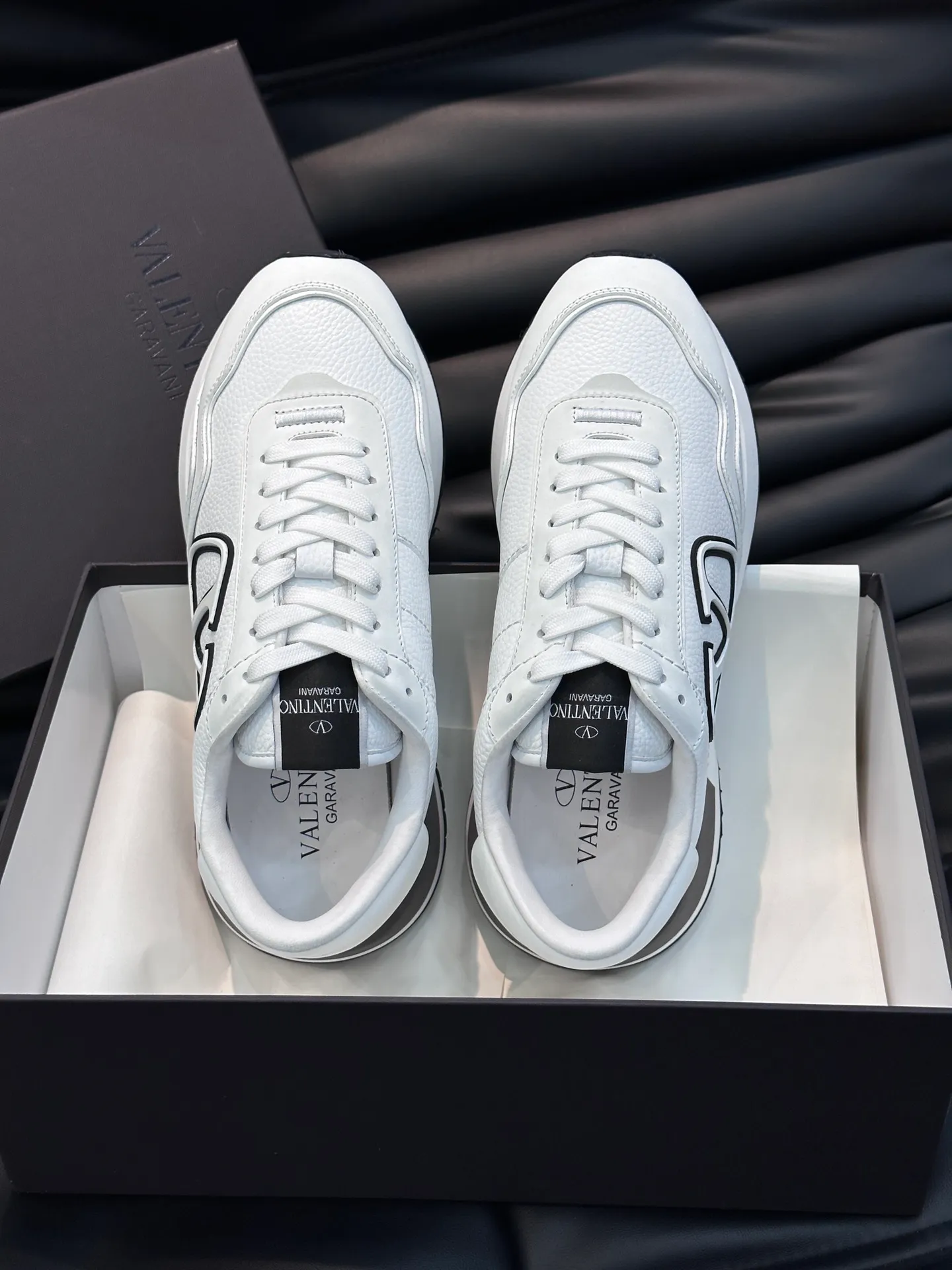 P540💰 Product trademark: VALENTINO "Valentino" Regular size: 38-44 [45 customized] Product material: Warren men's casual sports shoes, made of imported first-layer cowhide, with brand emblem on the tongue, rivet rubber outsole, non-slip, wear-resistant and shock-absorbing, cowhide lining foot pads, comfortable and breathable, with original box packaging equation bag!